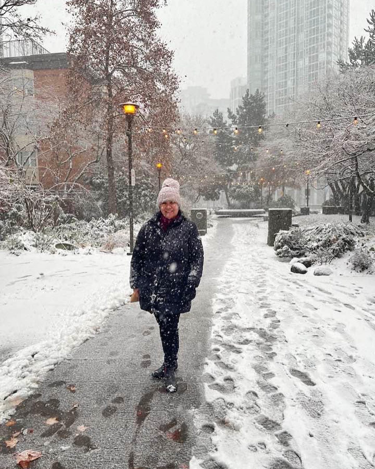 Christmas: presence of a happy family all wrapped up in each other and friends helping each other hand Christmas gift packs, food & winter clothes for the homeless despite the -7* temp. THE @lechon_diva with her daughters and friends celebrating the holidays in Canada 🎄❤️❄️